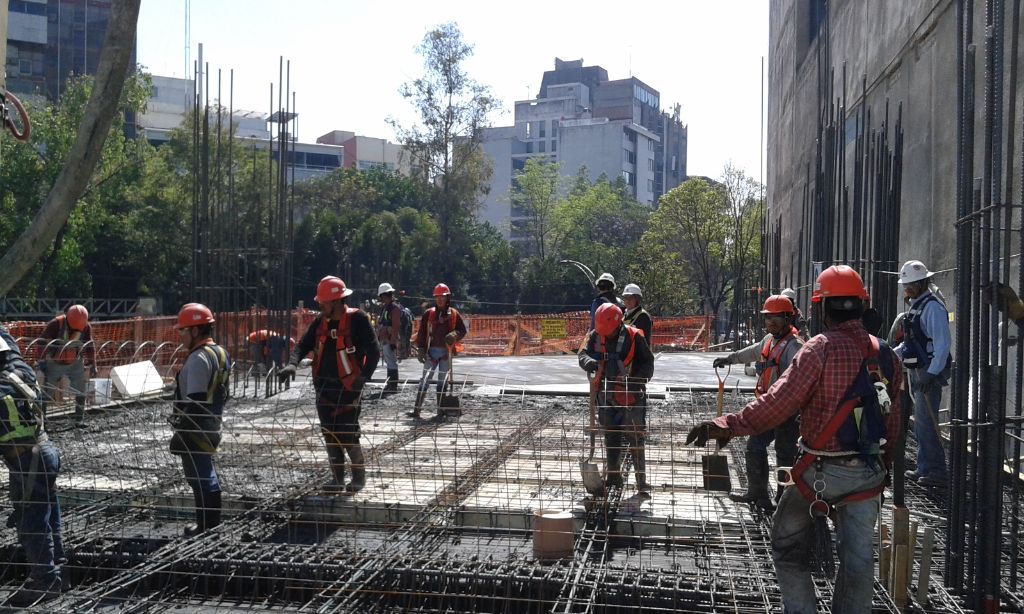 Cuadrilla en colado de losa